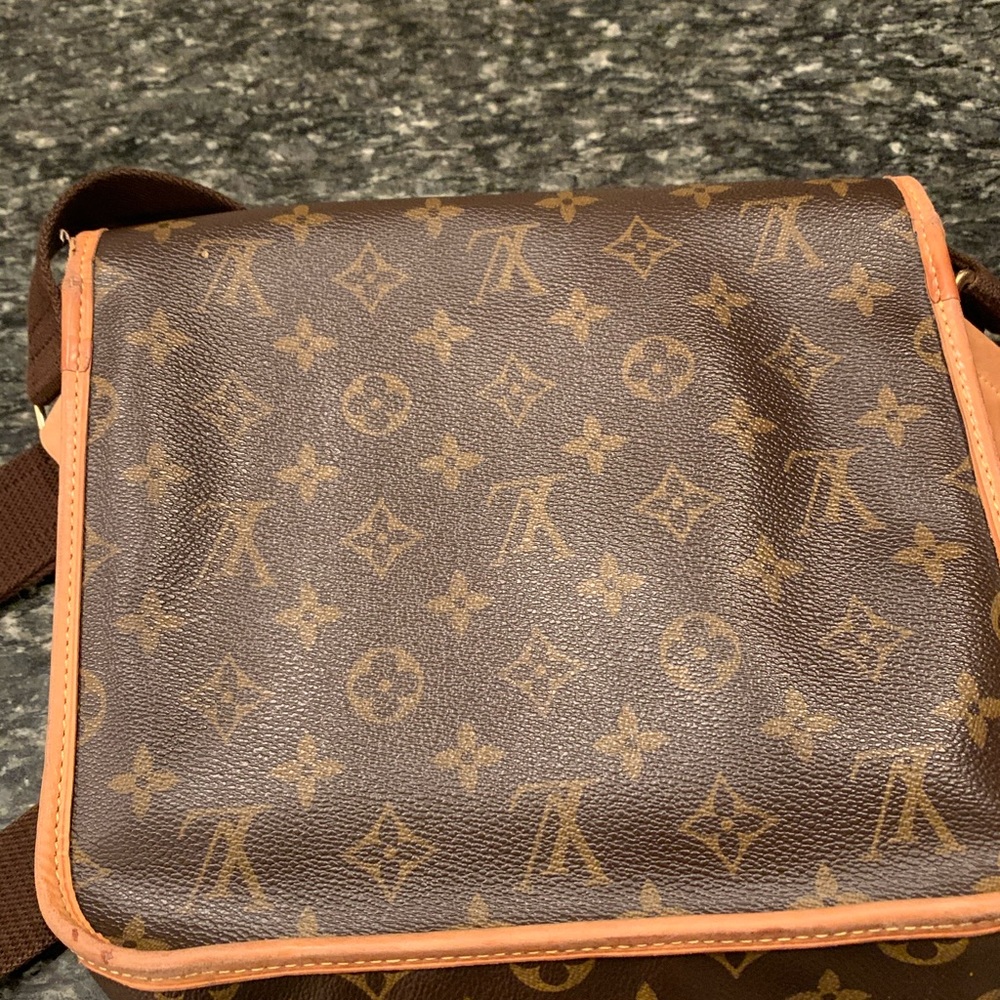 Good condition Louis Vuitton crossbody - Picture 3 of 11